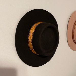 SOLD-Lack of color hat